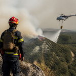 Imagem ilustrativa: Bombeiros sérvios enfrentam incêndio em reserva natural com apoio aéreo russo