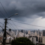 Imagem ilustrativa: Chuva forte e ventos deixam várias casas desatelhadas em belo horizonte e causam queda de energia