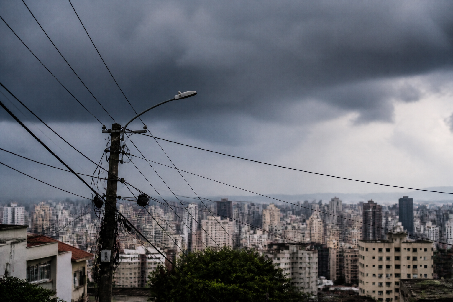 Imagem ilustrativa: Chuva forte e ventos deixam várias casas desatelhadas em belo horizonte e causam queda de energia