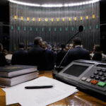 Imagem ilustrativa: Cleitinho entre o discurso antissistema e votos em pautas controversas no Congresso