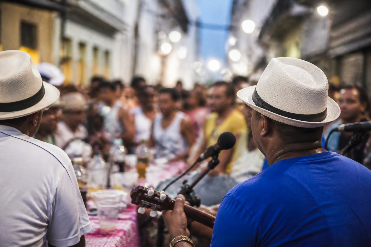 Imagem ilustrativa: Depois da chuva roda de samba na rua da Bahia anima público na Virada Cultural