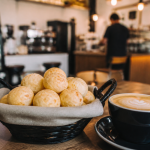 Imagem ilustrativa: Dia do pão de queijo como cafeterias de Juiz de Fora reinventam a tradição sem perder a essência