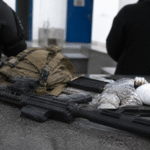 Imagem ilustrativa: Faccionado do Comando Vermelho é preso com rifle e drogas no Morro do Papagaio em BH