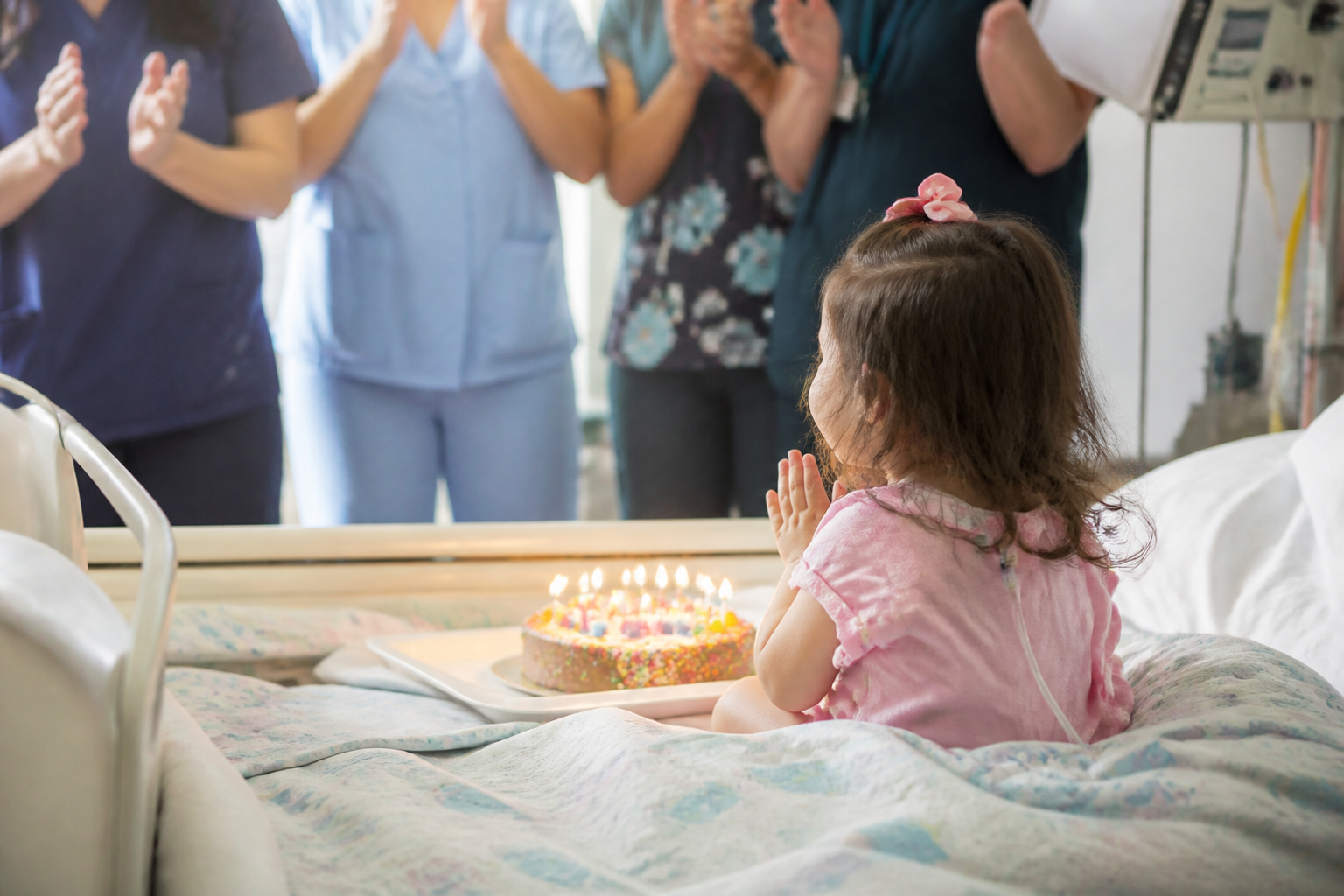 Imagem ilustrativa: Festa de aniversário emociona menina que vive em hospital desde o nascimento em Divinópolis