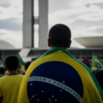 Imagem ilustrativa: Flávio Bolsonaro e os apoios controversos que dividem o bolsonarismo raiz