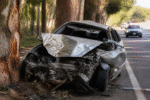 Imagem ilustrativa: Jovem sobrevive a acidente grave após bater carro em árvores na mgc-122