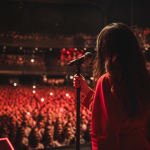 Imagem ilustrativa: Julia Guedes apresenta álbum vermelho em show marcante em Belo Horizonte