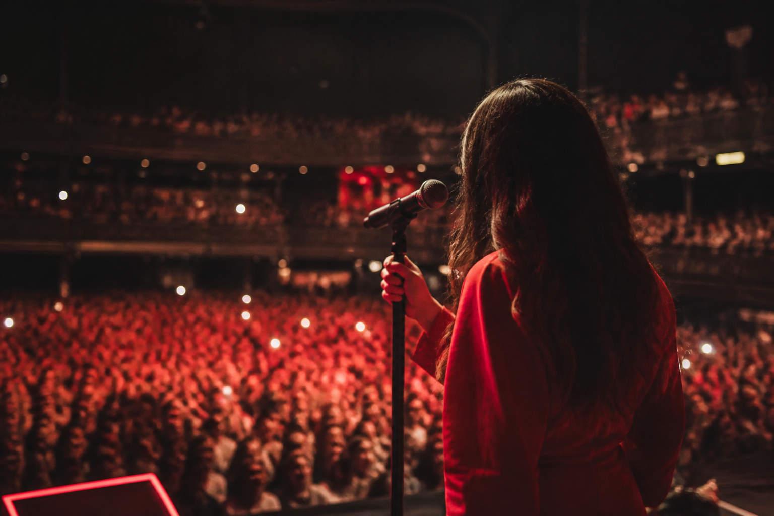 Imagem ilustrativa: Julia Guedes apresenta álbum vermelho em show marcante em Belo Horizonte
