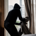 Imagem ilustrativa: Ladrão escala prédio e invade apartamento em uberlândia para roubar itens enrolados em cortina