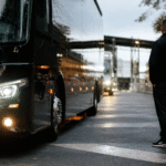 Imagem ilustrativa: Ônibus do atlético paranaense chega ao estádio nilton santos para confronto decisivo