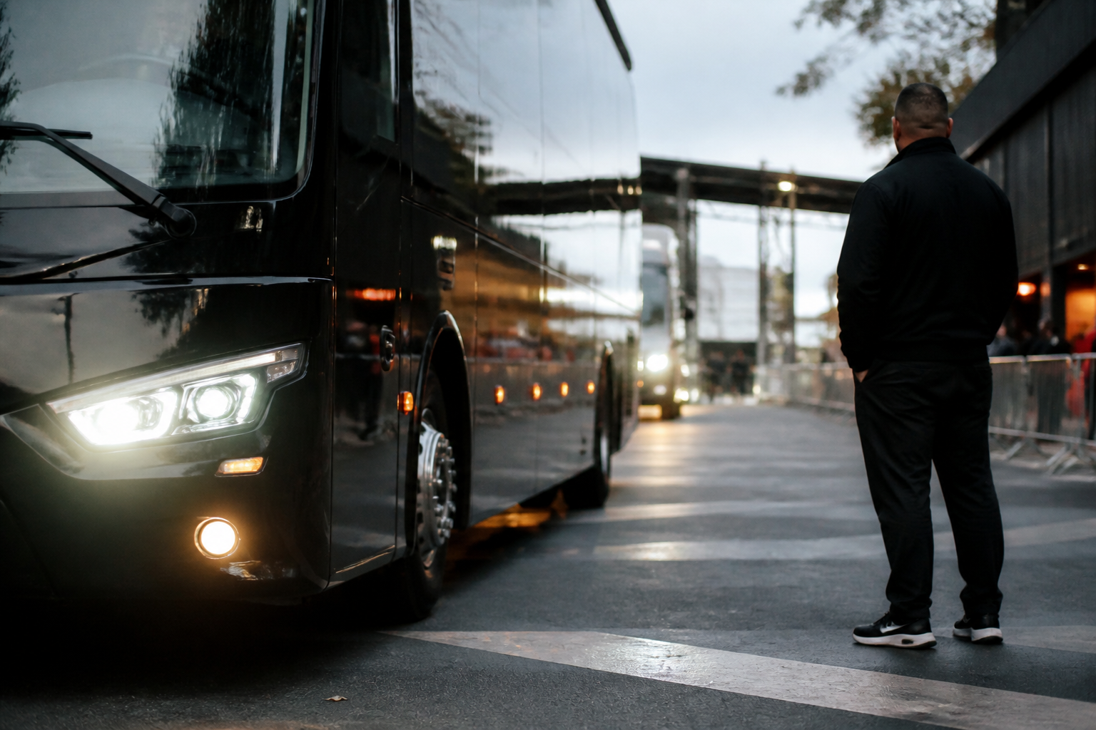 Imagem ilustrativa: Ônibus do atlético paranaense chega ao estádio nilton santos para confronto decisivo