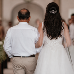 Imagem ilustrativa: Pai emociona ao trocar terno por camisa para levar filha ao altar em casamento em Minas Gerais