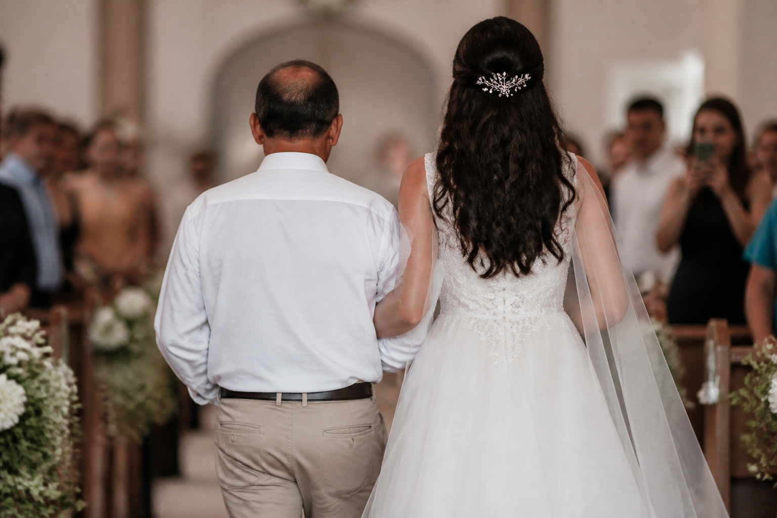Imagem ilustrativa: Pai emociona ao trocar terno por camisa para levar filha ao altar em casamento em Minas Gerais