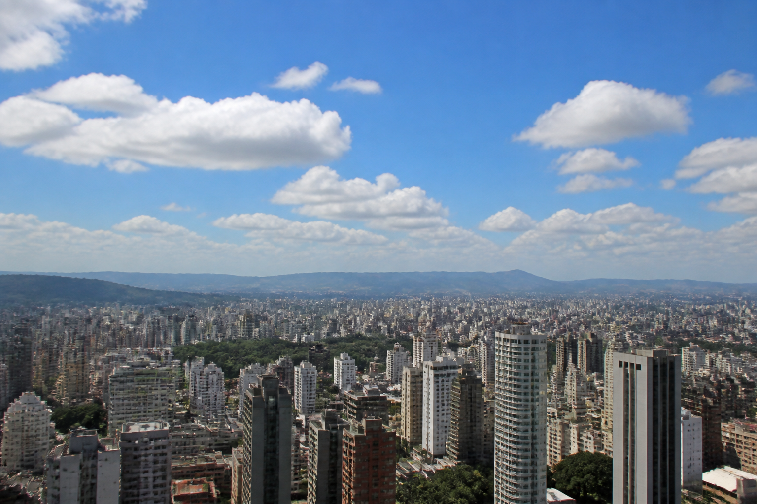Imagem ilustrativa: Previsão do tempo para Belo Horizonte hoje sol com algumas nuvens e sem possibilidade de chuva