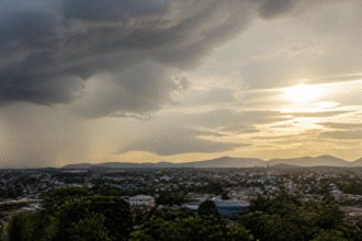 Imagem ilustrativa: Previsão do tempo para ribeirão das neves hoje sol chuvas pela manhã e céu encoberto à tarde