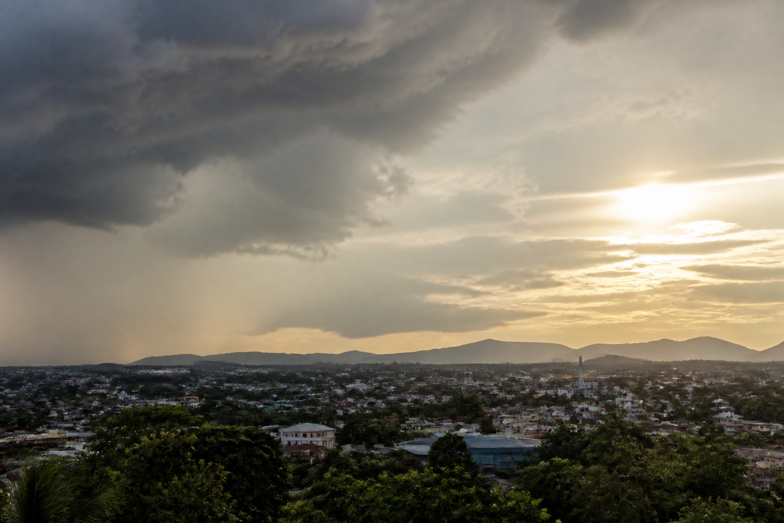 Imagem ilustrativa: Previsão do tempo para ribeirão das neves hoje sol chuvas pela manhã e céu encoberto à tarde