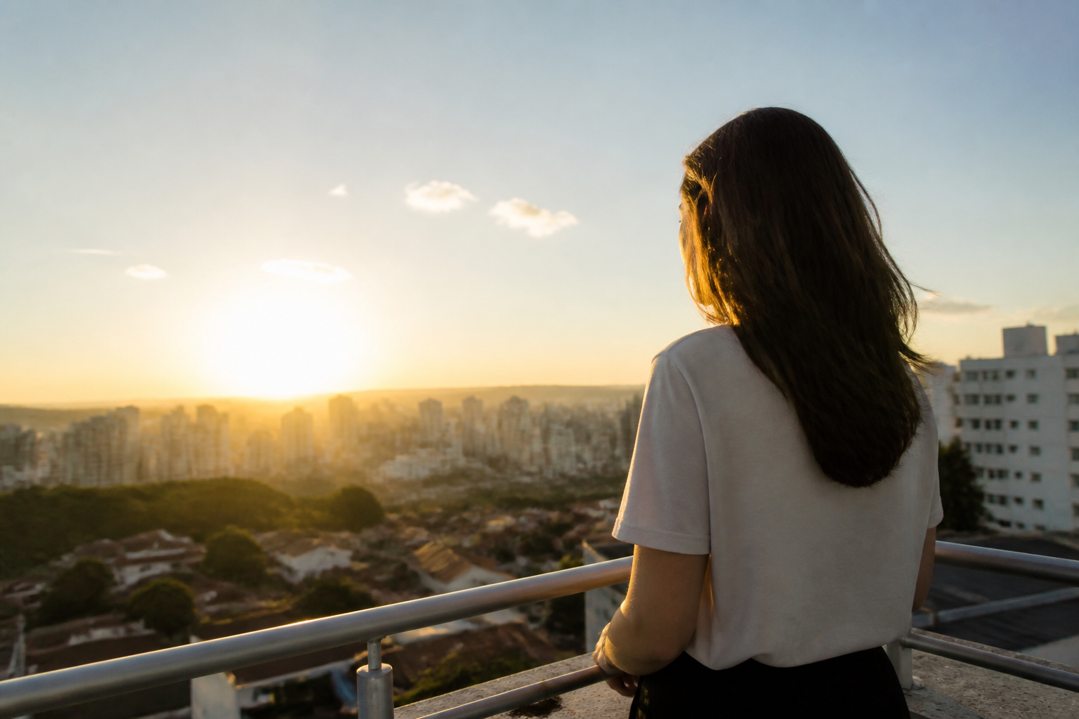 Imagem ilustrativa: Previsão do tempo para ribeirão das neves hoje sol com poucas nuvens e noite clara