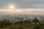 Imagem ilustrativa: Previsão do tempo para Sete Lagoas MG em agosto de 2026 manhã com nevoeiro e tarde de aumento de nuvens