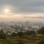 Imagem ilustrativa: Previsão do tempo para Sete Lagoas MG em agosto de 2026 manhã com nevoeiro e tarde de aumento de nuvens