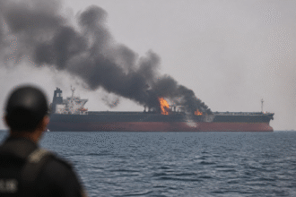 Imagem ilustrativa: Projétil desconhecido atinge navio-tanque no estreito de Ormuz e provoca incêndio
