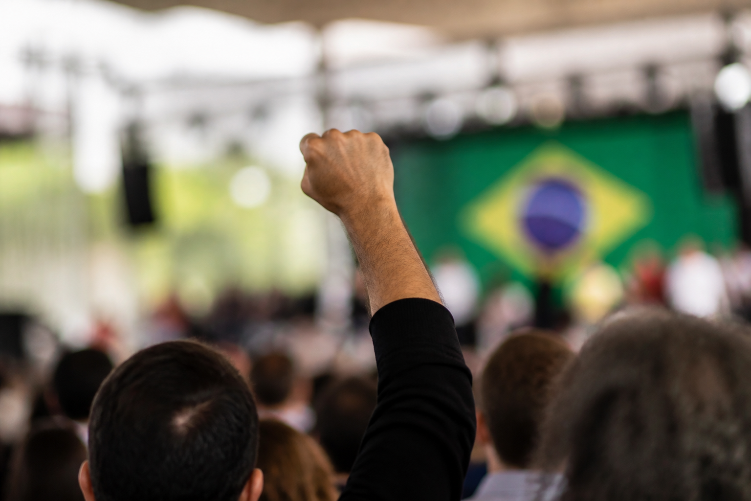 Imagem ilustrativa: Protesto de petistas em evento com Lula em BH destaca tensão sobre recursos de campanha