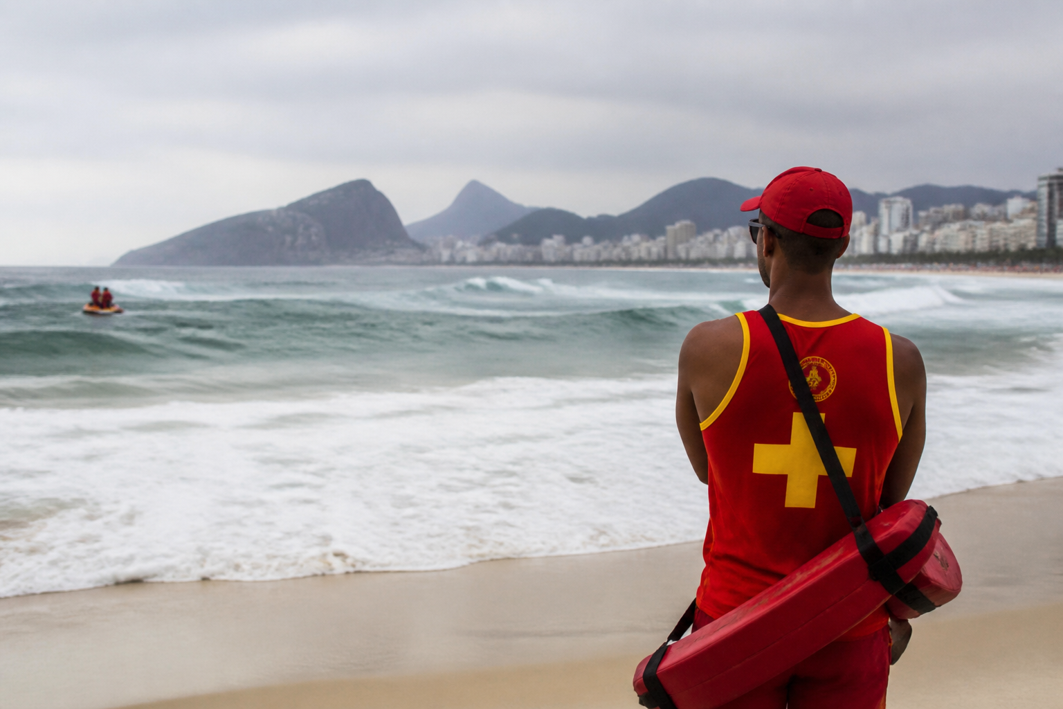 Imagem ilustrativa: Adolescente desaparece após ser arrastado por onda no mar de Copacabana