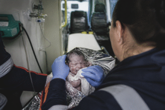Imagem ilustrativa: Bebê nasce dentro de ambulância em atendimento na br-381 e emociona equipe de resgate