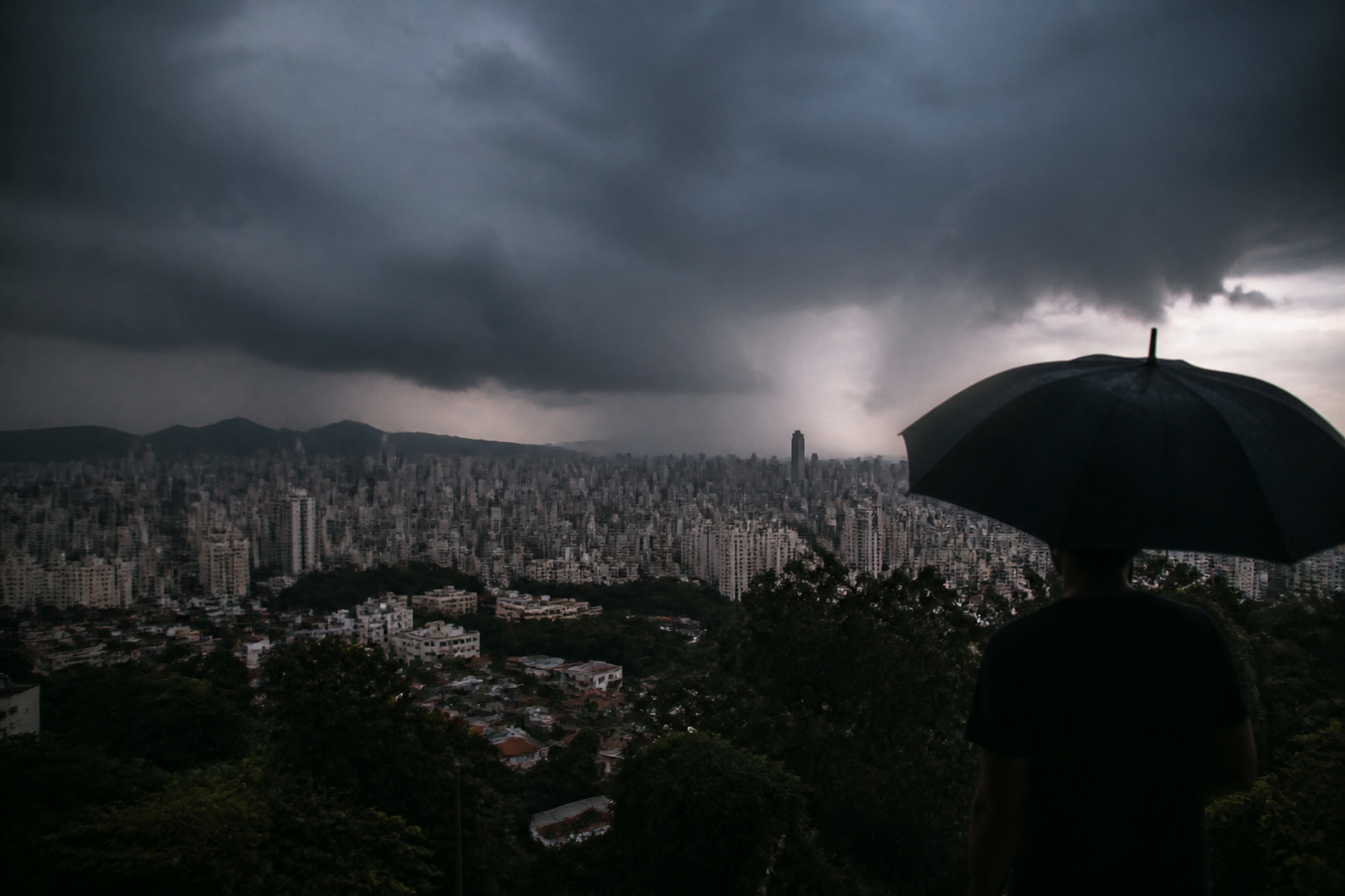Imagem ilustrativa: Belo Horizonte em alerta para chuva intensa raios e ventania na véspera do feriado