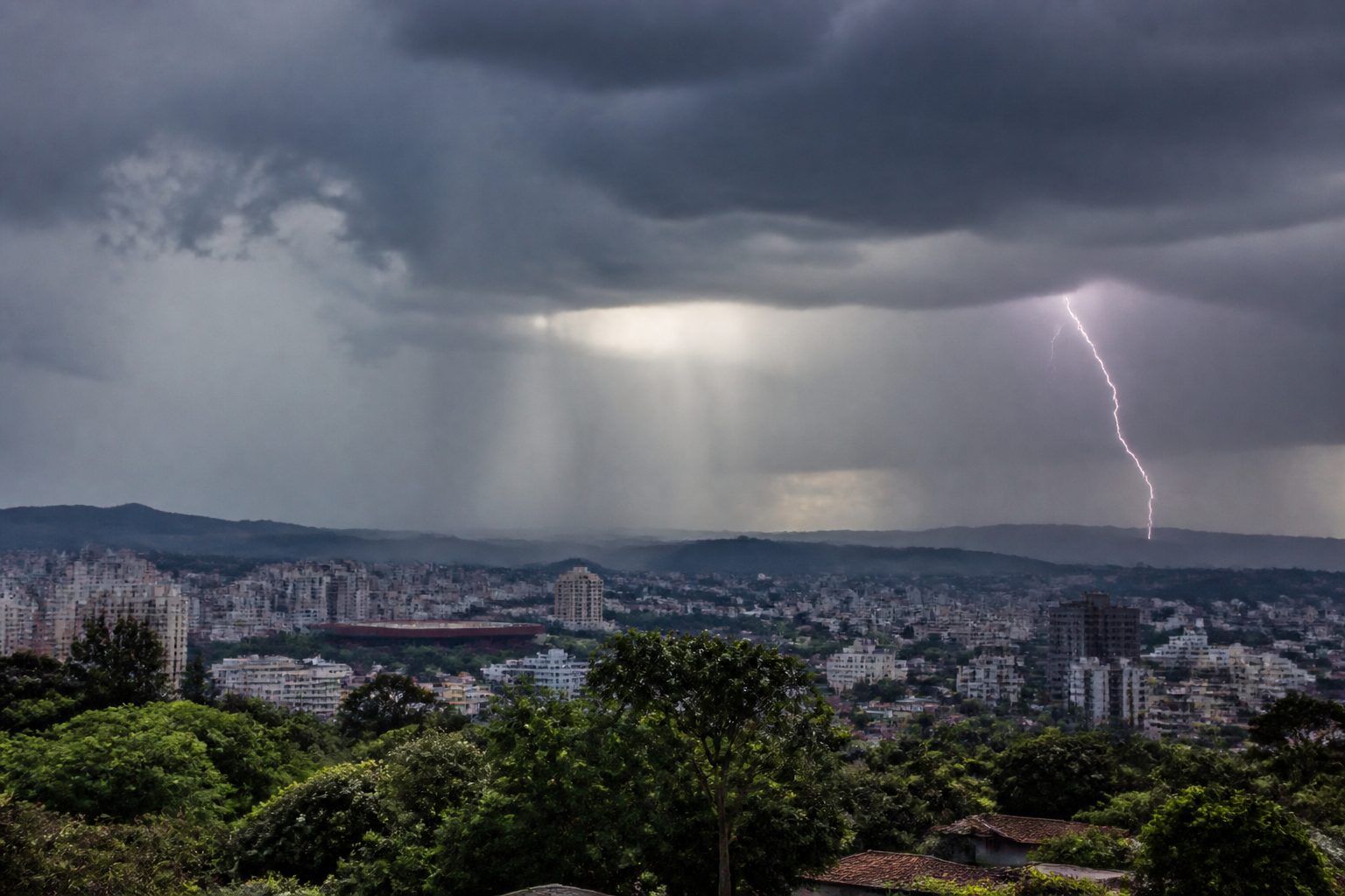 Imagem ilustrativa: Belo Horizonte em alerta para pancadas de chuva raios e ventos fortes neste fim de semana