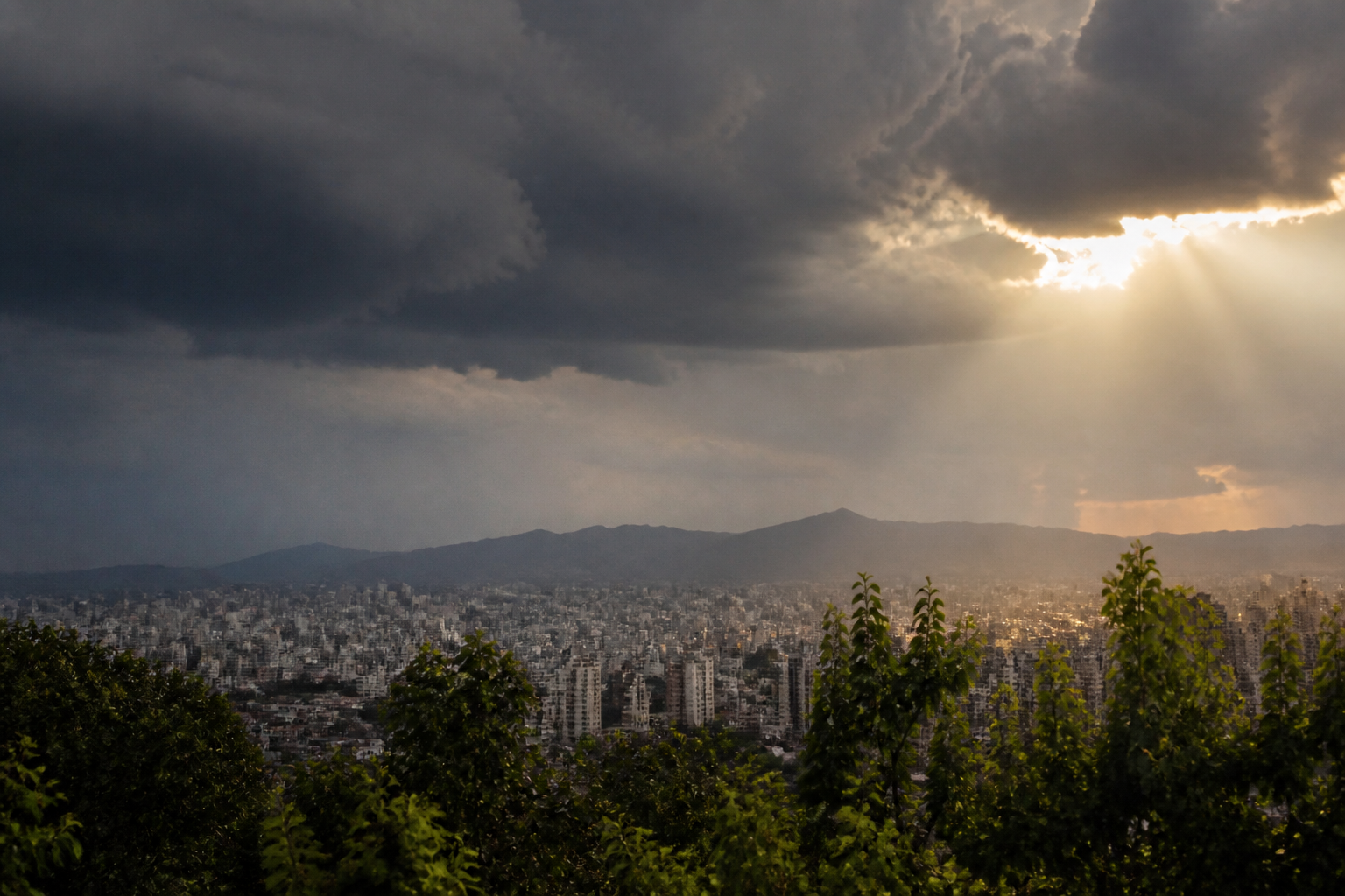 Imagem ilustrativa: Belo Horizonte tem fim de semana de calor intenso com possibilidade de chuva alerta Defesa Civil
