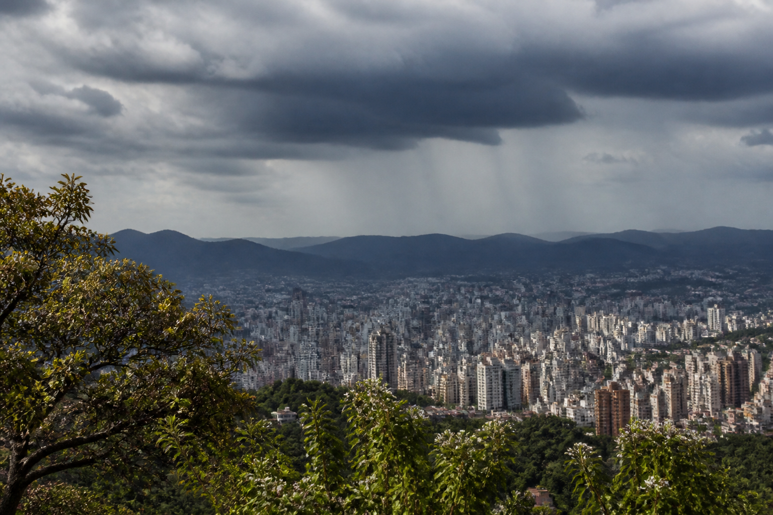 Imagem ilustrativa: Calor permanece em minas gerais neste domingo com previsão para chuvas isoladas