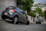 Imagem ilustrativa: Carro com roda no ar destaca desafios das ladeiras íngremes na Grande BH