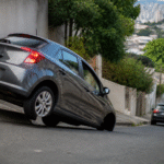 Imagem ilustrativa: Carro com roda no ar destaca desafios das ladeiras íngremes na Grande BH