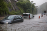 Imagem ilustrativa: Chuva com granizo causa alagamento e deixa carros ilhados na mg-030 em nova lima
