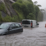 Imagem ilustrativa: Chuva com granizo causa alagamento e deixa carros ilhados na mg-030 em nova lima