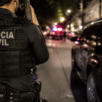 Imagem ilustrativa: Delegado baleado em ação da polícia civil em niterói após confusão com blitz falsa