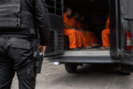 Imagem ilustrativa: Detento baleado durante transporte para obra na Grande BH um alerta sobre segurança prisional