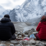 Imagem ilustrativa: Famílias nepalesas realizam cerimônias simbólicas após avalanche no Himalaia