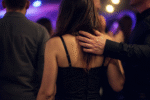 Imagem ilustrativa: Filho desabafa após mãe sofrer importunação sexual em clube e reforça importância do combate