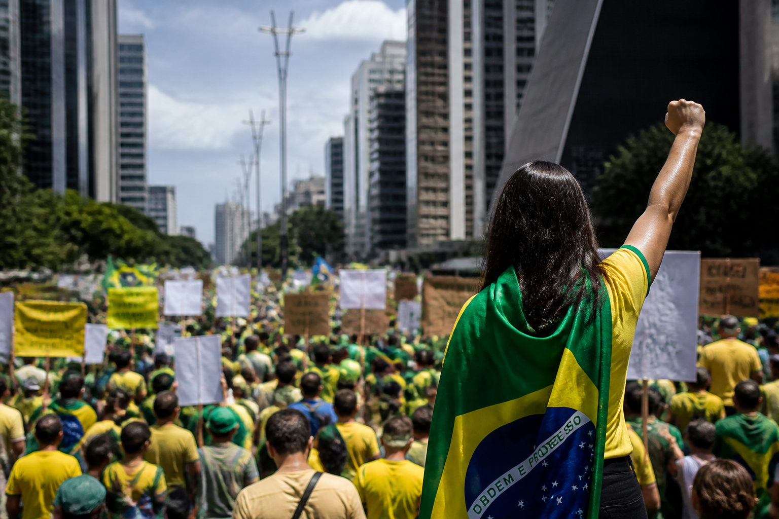 Imagem ilustrativa: Flávio bolsonaro lidera ato contra lula e o judiciário na avenida paulista