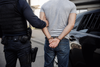 Imagem ilustrativa: Homem agride ex-mulher e arrasta policial ao fugir com carro na Grande BH