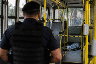Imagem ilustrativa: Homem é morto a tiros dentro de ônibus em belo horizonte violência nas ruas e transporte público