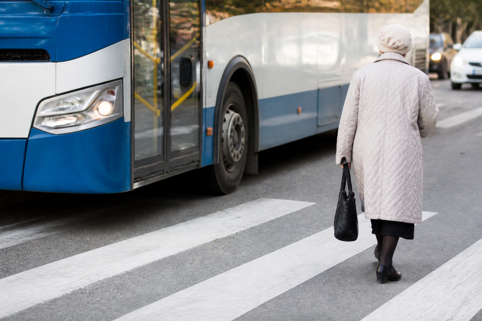 Imagem ilustrativa: Idosa de 78 anos morre atropelada por ônibus ao atravessar rua em Guaratinguetá