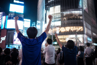 Imagem ilustrativa: Japoneses celebram empate na estreia da Copa do Mundo no icônico cruzamento de Shibuya