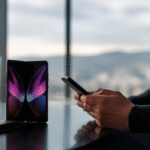 Imagem ilustrativa: John Ternus assume comando da Apple em meio a desafios da inteligência artificial e inovação em smartphon