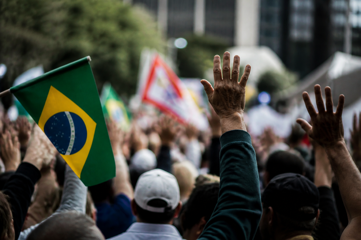 Imagem ilustrativa: Lula e Flávio Bolsonaro reforçam campanha em Minas Gerais na reta final das eleições