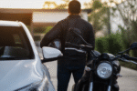 Imagem ilustrativa: Motoboy que salvou menina de ataque de abelhas em mg recebe carro e moto como reconhecimento