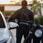 Imagem ilustrativa: Motoboy que salvou menina de ataque de abelhas em mg recebe carro e moto como reconhecimento