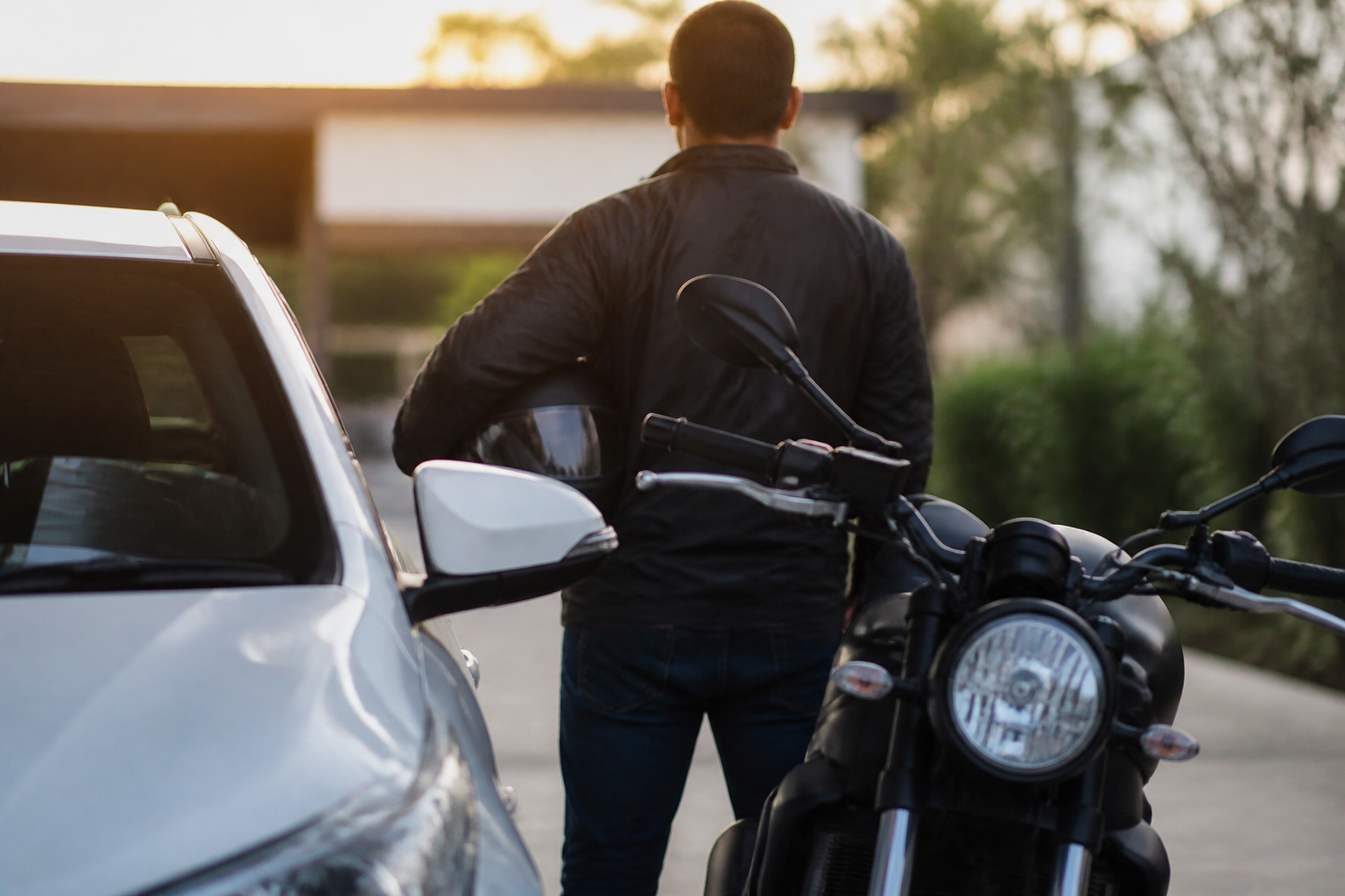 Imagem ilustrativa: Motoboy que salvou menina de ataque de abelhas em mg recebe carro e moto como reconhecimento