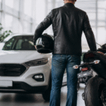 Imagem ilustrativa: Motociclista que salvou menina de ataque de abelhas ganha carro e moto como reconhecimento